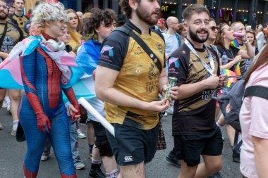 Glasgow 'un Onur Madalyası 19 Temmuz 2025. Glasgow, İskoçya sokaklarında. Kelvingrove Park 'tan başlayarak şehir merkezine gitti ve Barrowland Park' ta LGBTQ + insanları desteklemek için bitirdi. 