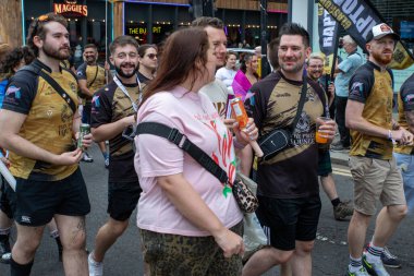 Glasgow 'un Onur Madalyası 19 Temmuz 2025. Glasgow, İskoçya sokaklarında. Kelvingrove Park 'tan başlayarak şehir merkezine gitti ve Barrowland Park' ta LGBTQ + insanları desteklemek için bitirdi. 