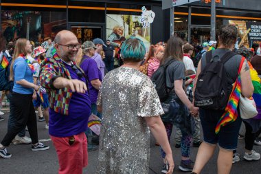 Glasgow 'un Onur Madalyası 19 Temmuz 2025. Glasgow, İskoçya sokaklarında. Kelvingrove Park 'tan başlayarak şehir merkezine gitti ve Barrowland Park' ta LGBTQ + insanları desteklemek için bitirdi. 