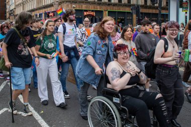 Glasgow 'un Onur Madalyası 19 Temmuz 2025. Glasgow, İskoçya sokaklarında. Kelvingrove Park 'tan başlayarak şehir merkezine gitti ve Barrowland Park' ta LGBTQ + insanları desteklemek için bitirdi. 