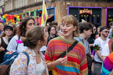 Glasgow 'un Onur Madalyası 19 Temmuz 2025. Glasgow, İskoçya sokaklarında. Kelvingrove Park 'tan başlayarak şehir merkezine gitti ve Barrowland Park' ta LGBTQ + insanları desteklemek için bitirdi. 