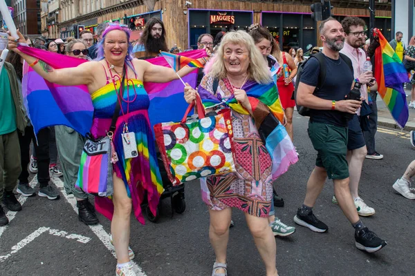 Glasgow 'un Onur Madalyası 19 Temmuz 2025. Glasgow, İskoçya sokaklarında. Kelvingrove Park 'tan başlayarak şehir merkezine gitti ve Barrowland Park' ta LGBTQ + insanları desteklemek için bitirdi. 