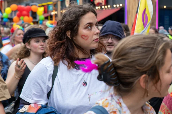 Glasgow 'un Onur Madalyası 19 Temmuz 2025. Glasgow, İskoçya sokaklarında. Kelvingrove Park 'tan başlayarak şehir merkezine gitti ve Barrowland Park' ta LGBTQ + insanları desteklemek için bitirdi. 