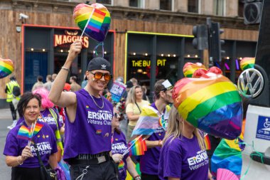 Glasgow 'un Onur Madalyası 19 Temmuz 2025. Glasgow, İskoçya sokaklarında. Kelvingrove Park 'tan başlayarak şehir merkezine gitti ve Barrowland Park' ta LGBTQ + insanları desteklemek için bitirdi. 