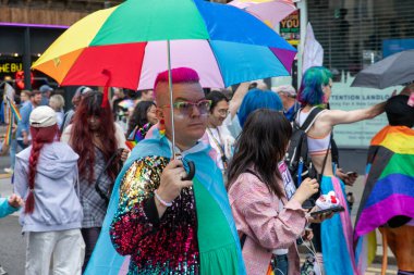 Glasgow 'un Onur Madalyası 19 Temmuz 2025. Glasgow, İskoçya sokaklarında. Kelvingrove Park 'tan başlayarak şehir merkezine gitti ve Barrowland Park' ta LGBTQ + insanları desteklemek için bitirdi. 