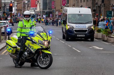 Glasgow Pride, 19 Temmuz 2025. Glasgow sokakları, İskoçya, İngiltere. Polis yürüyüş için güvenlik ve koruma sağlıyor. Kelvingrove Parkı 'ndan başlayıp şehir merkezinden geçerek Barrowland Park' a gitti.. 