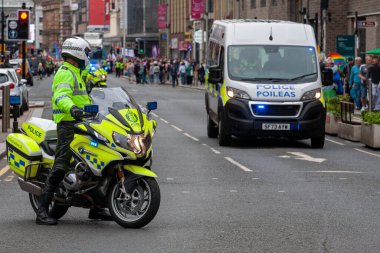 Glasgow Pride, 19 Temmuz 2025. Glasgow sokakları, İskoçya, İngiltere. Polis yürüyüş için güvenlik ve koruma sağlıyor. Kelvingrove Parkı 'ndan başlayıp şehir merkezinden geçerek Barrowland Park' a gitti.. 
