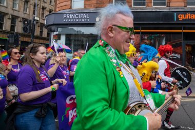 Glasgow 'un Onur Madalyası 19 Temmuz 2025. Glasgow, İskoçya sokaklarında. Kelvingrove Park 'tan başlayarak şehir merkezine gitti ve Barrowland Park' ta LGBTQ + insanları desteklemek için bitirdi..