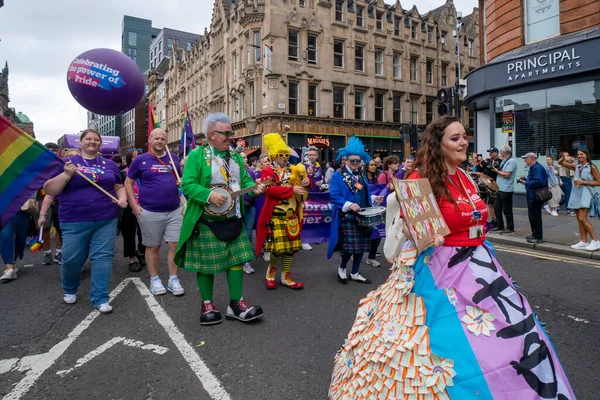 Glasgow 'un Onur Madalyası 19 Temmuz 2025. Glasgow, İskoçya sokaklarında. Kelvingrove Park 'tan başlayarak şehir merkezine gitti ve Barrowland Park' ta LGBTQ + insanları desteklemek için bitirdi..