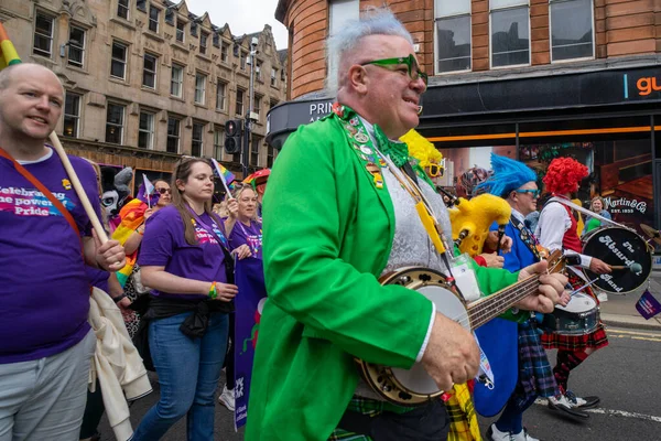 Glasgow 'un Onur Madalyası 19 Temmuz 2025. Glasgow, İskoçya sokaklarında. Kelvingrove Park 'tan başlayarak şehir merkezine gitti ve Barrowland Park' ta LGBTQ + insanları desteklemek için bitirdi..