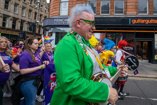 Glasgow 'un Onur Madalyası 19 Temmuz 2025. Glasgow, İskoçya sokaklarında. Kelvingrove Park 'tan başlayarak şehir merkezine gitti ve Barrowland Park' ta LGBTQ + insanları desteklemek için bitirdi..