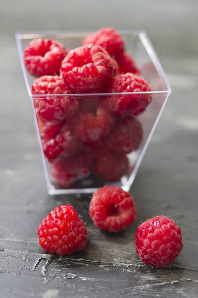 Coupe Pleine Framboises Rouges Fraîches Sur Table — Photo