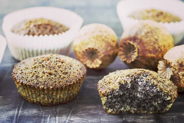 Pöydällä Unikonsiemeniä Sisältävät Muffinit tekijänoikeusvapaita kuvapankkikuvia