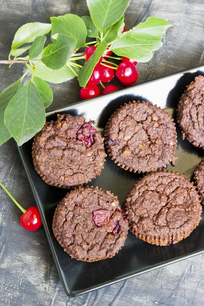 Magdalenas de chocolate con cerezas — Foto de Stock