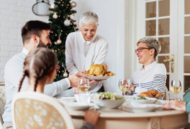 Aile üzerinde Noel tatili için toplanan kutluyor, öğle yemeği 