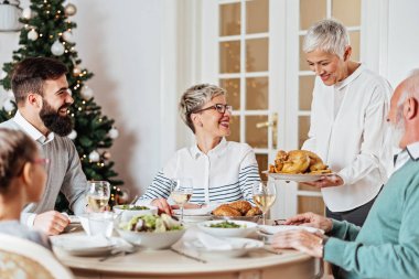 Aile üzerinde Noel tatili için toplanan kutluyor, öğle yemeği 