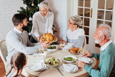 Aile üzerinde Noel tatili için toplanan kutluyor, öğle yemeği 