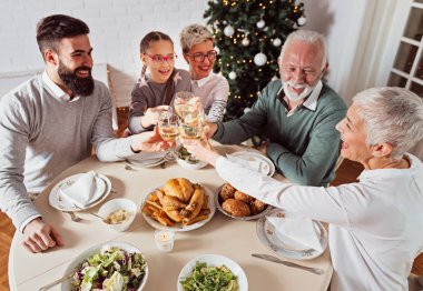 Aile üzerinde Noel tatili için toplanan kutluyor, öğle yemeği 