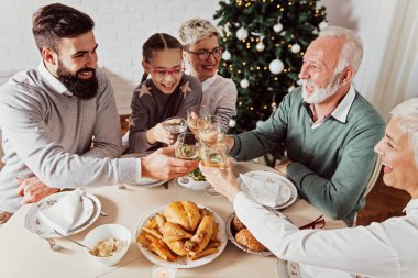 Aile üzerinde Noel tatili için toplanan kutluyor, öğle yemeği 