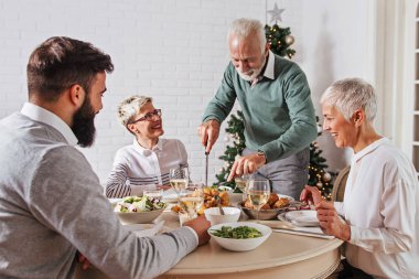 Aile üzerinde Noel tatili için toplanan kutluyor, öğle yemeği 