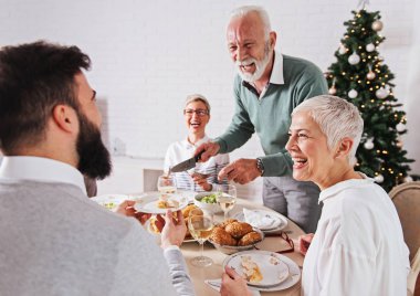 Aile üzerinde Noel tatili için toplanan kutluyor, öğle yemeği 