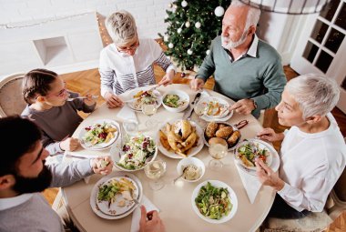 Aile üzerinde Noel tatili için toplanan kutluyor, öğle yemeği 