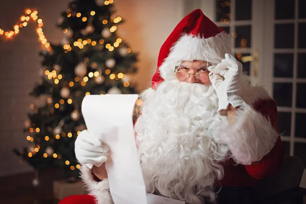 Papai Noel Lendo Uma Longa Lista Quarto Aconchegante — Fotografia de Stock