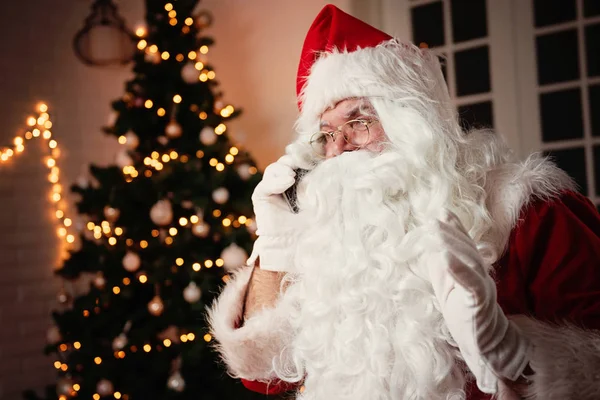 Weihnachtsmann Mit Telefon Einem Gemütlichen Zimmer — Stockfoto