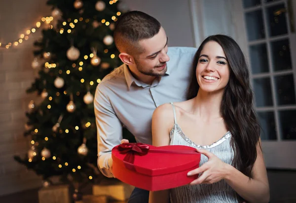 Homem Dando Presente Natal Para Sua Namorada — Fotografia de Stock