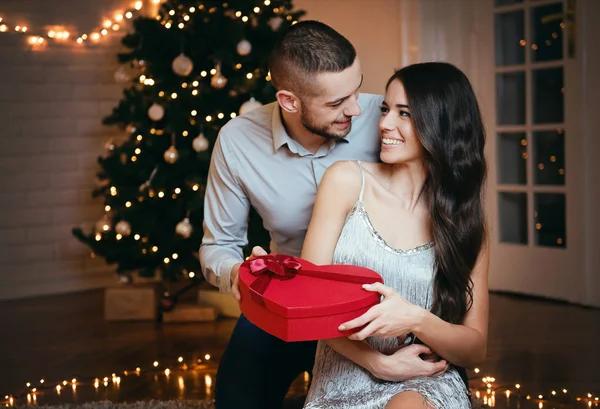 Homem Dando Presente Natal Para Sua Namorada — Fotografia de Stock