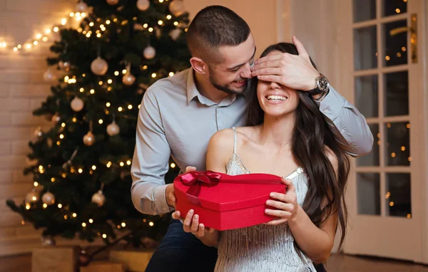 Homem Dando Presente Natal Para Sua Namorada — Fotografia de Stock