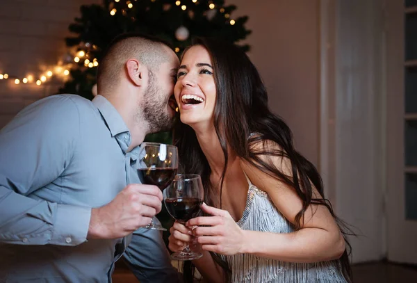 Casal Apaixonado Abraçando Desfrutando Vinho Tinto Comemorando — Fotografia de Stock