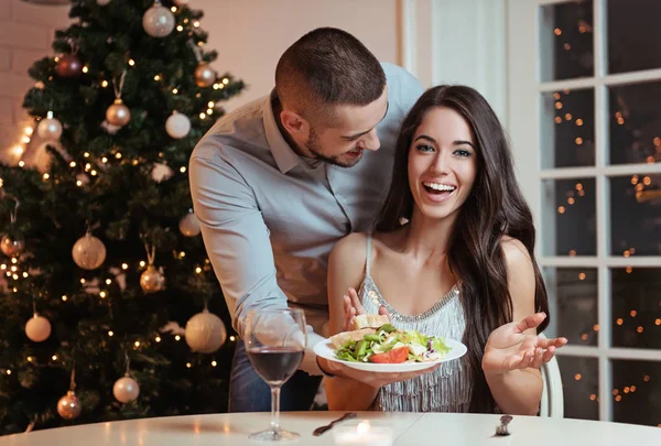 Pareja Enamorada Teniendo Una Cena Romántica —  Fotos de Stock