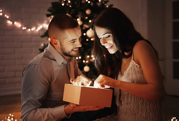 Hombre Dando Regalo Navidad Novia —  Fotos de Stock