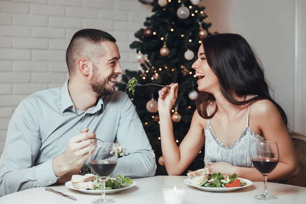 Casal Apaixonado Tendo Jantar Romântico — Fotografia de Stock