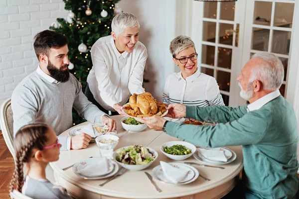 Família Reunida Para Férias Natal Comemorando Almoçando — Fotografia de Stock