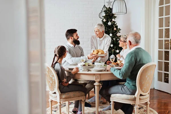 Família Reunida Para Férias Natal Comemorando Almoçando — Fotografia de Stock