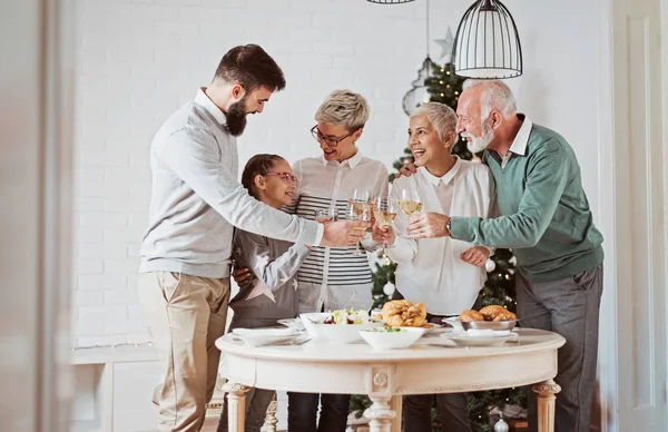 Familia Reunida Para Las Fiestas Navidad Celebrando Almorzando — Foto de Stock