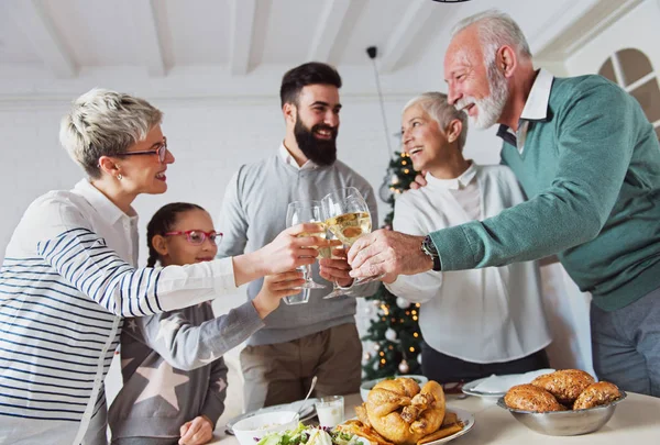 Familia Reunida Para Las Fiestas Navidad Celebrando Almorzando — Foto de Stock