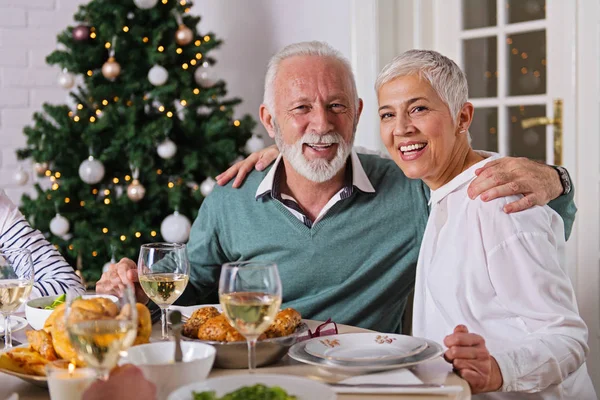 Família Reunida Para Férias Natal Comemorando Almoçando — Fotografia de Stock