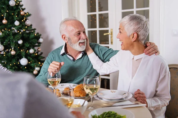 Familia Reunida Para Las Fiestas Navidad Celebrando Almorzando — Foto de Stock