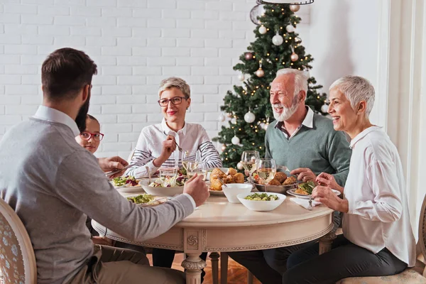 Aile üzerinde Noel tatili için toplanan kutluyor, öğle yemeği 