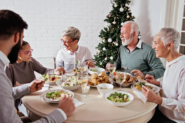 Família Reunida Para Férias Natal Comemorando Almoçando — Fotografia de Stock