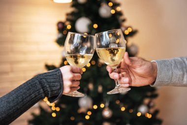 Süsler ile güzel bir şekilde dekore edilmiş Noel ağacının yanındaki tezahürat 