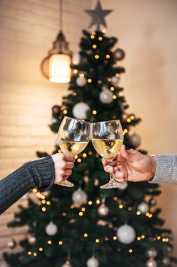 Süsler ile güzel bir şekilde dekore edilmiş Noel ağacının yanındaki tezahürat 