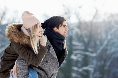 İki genç insan karda zevk