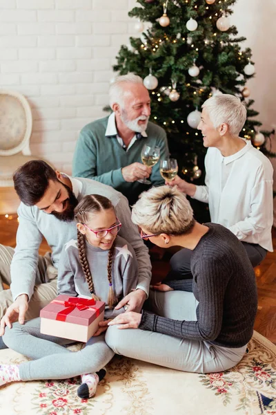 Familia Reunida Alrededor Árbol Navidad —  Fotos de Stock