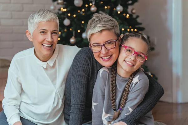 家族のクリスマス ツリーの周りに集められた女性の世代 — ストック写真