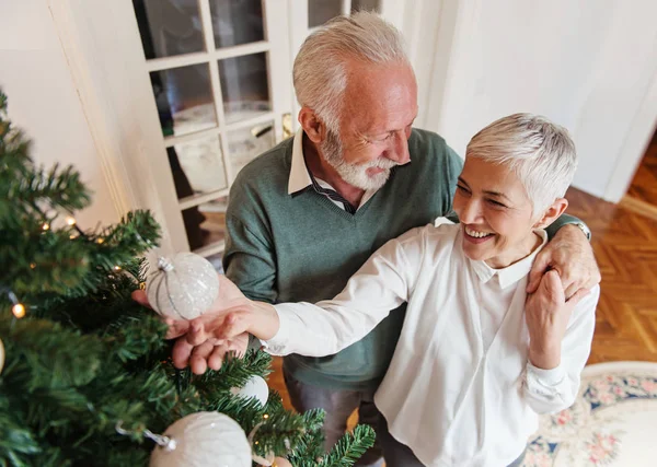 Pareja Mayor Decorando Árbol Navidad — Foto de Stock