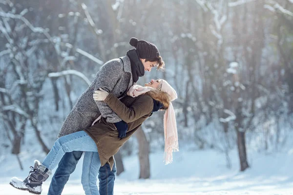 Dois Jovens Desfrutando Neve — Fotografia de Stock